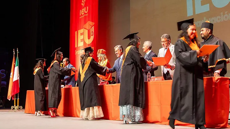 La Universidad IEU no solo celebra un logro académico, celebra la capacidad de sus egresados para conciliar trabajo A.